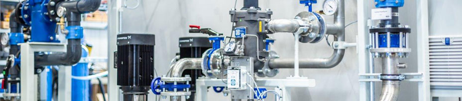 Kompakte Kühlwassermodule von IKS - alle Komponenten sind auf einem Grundrahmen angeordnet, verdrahtet und verrohrt